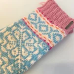 Strikkede Luffer Uld med Bomuldsfoer - Menaa Isblå, menaa, 2, 21608, mishiki, blå, lyseblå, isblå, pastel, rosa, lyserød, pastelfarvet, feminin, yndige, søde, pigevanter, damevanter, dameluffer, damevanter, vintervanter, uld, uldne, uldstrik, hjemmestrikkede, håndarbejde, håndstrikkede, med foer, forede, vindstopper, wondstopper, økologisk, bomuld, merino, bløde, varme, smarte, kvalitet, lækre, særlige, fine, flotte, moderne, nordisk, design, mønster, mønsterstrik, strikluffer, strikhandsker, strikvanter, mittens, feustlinge, vintervanter, cykel, skiferie, tilbehør, gave, gaveide, julegave, norsk, island, kradser ikke, klør ikke, behagelige, biti, ribe, vadehavet, marsken,