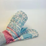 Strikkede Luffer Uld med Bomuldsfoer - Menaa Isblå, menaa, 2, 21608, moshiki, blå, lyseblå, isblå, pastel, rosa, lyserød, pastelfarvet, feminin, yndige, søde, pigevanter, damevanter, dameluffer, damevanter, vintervanter, uld, uldne, uldstrik, hjemmestrikkede, håndarbejde, håndstrikkede, med foer, forede, vindstopper, wondstopper, økologisk, bomuld, merino, bløde, varme, smarte, kvalitet, lækre, særlige, fine, flotte, moderne, nordisk, design, mønster, mønsterstrik, strikluffer, strikhandsker, strikvanter, mittens, feustlinge, vintervanter, cykel, skiferie, tilbehør, gave, gaveide, julegave, norsk, island, kradser ikke, klør ikke, behagelige, biti, ribe, vadehavet, marsken,