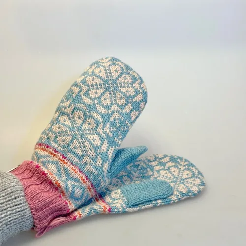 Strikkede Luffer Uld med Bomuldsfoer - Menaa Isblå, menaa, 2, 21608, moshiki, blå, lyseblå, isblå, pastel, rosa, lyserød, pastelfarvet, feminin, yndige, søde, pigevanter, damevanter, dameluffer, damevanter, vintervanter, uld, uldne, uldstrik, hjemmestrikkede, håndarbejde, håndstrikkede, med foer, forede, vindstopper, wondstopper, økologisk, bomuld, merino, bløde, varme, smarte, kvalitet, lækre, særlige, fine, flotte, moderne, nordisk, design, mønster, mønsterstrik, strikluffer, strikhandsker, strikvanter, mittens, feustlinge, vintervanter, cykel, skiferie, tilbehør, gave, gaveide, julegave, norsk, island, kradser ikke, klør ikke, behagelige, biti, ribe, vadehavet, marsken,