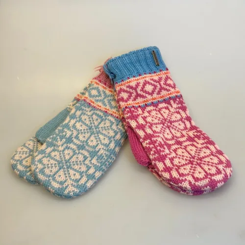 Strikkede Luffer Uld med Bomuldsfoer - Menaa Rosa, Strikkede Luffer Uld med Bomuldsfoer - Menaa Isblå, menaa, 2, 21608, mishiki, blå, lyseblå, isblå, pastel, rosa, lyserød, pastelfarvet, feminin, yndige, søde, pigevanter, damevanter, dameluffer, damevanter, vintervanter, uld, uldne, uldstrik, hjemmestrikkede, håndarbejde, håndstrikkede, med foer, forede, vindstopper, wondstopper, økologisk, bomuld, merino, bløde, varme, smarte, kvalitet, lækre, særlige, fine, flotte, moderne, nordisk, design, mønster, mønsterstrik, strikluffer, strikhandsker, strikvanter, mittens, feustlinge, vintervanter, cykel, skiferie, tilbehør, gave, gaveide, julegave, norsk, island, kradser ikke, klør ikke, behagelige, biti, ribe, vadehavet, marsken,