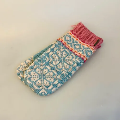 Strikkede Luffer Uld med Bomuldsfoer - Menaa Isblå, menaa, 2, 21608, mishiki, blå, lyseblå, isblå, pastel, rosa, lyserød, pastelfarvet, feminin, yndige, søde, pigevanter, damevanter, dameluffer, damevanter, vintervanter, uld, uldne, uldstrik, hjemmestrikkede, håndarbejde, håndstrikkede, med foer, forede, vindstopper, wondstopper, økologisk, bomuld, merino, bløde, varme, smarte, kvalitet, lækre, særlige, fine, flotte, moderne, nordisk, design, mønster, mønsterstrik, strikluffer, strikhandsker, strikvanter, mittens, feustlinge, vintervanter, cykel, skiferie, tilbehør, gave, gaveide, julegave, norsk, island, kradser ikke, klør ikke, behagelige, biti, ribe, vadehavet, marsken,