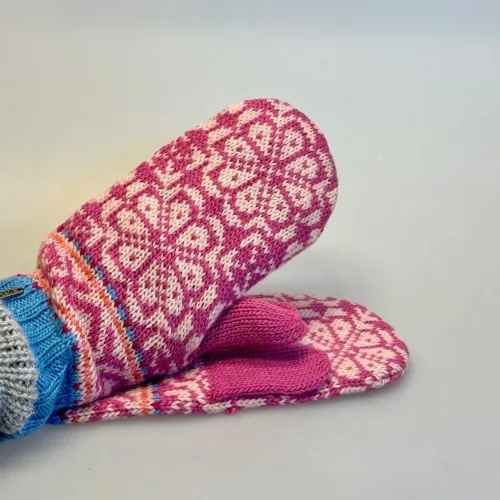 Strikkede Luffer Uld med Bomuldsfoer - Menaa Rosa, pink, rosenrød, hindbær, 1, 21607, pastel, rosa, lyserød, pastelfarvet, feminin, yndige, søde, pigevanter, damevanter, dameluffer, damevanter, vintervanter, uld, uldne, uldstrik, hjemmestrikkede, håndarbejde, håndstrikkede, med foer, forede, vindstopper, wondstopper, økologisk, bomuld, merino, bløde, varme, smarte, kvalitet, lækre, særlige, fine, flotte, moderne, nordisk, design, mønster, mønsterstrik, strikluffer, strikhandsker, strikvanter, mittens, feustlinge, vintervanter, cykel, skiferie, tilbehør, gave, gaveide, julegave, norsk, island, kradser ikke, klør ikke, behagelige, biti, ribe, vadehavet, marsken, pastelfarver,