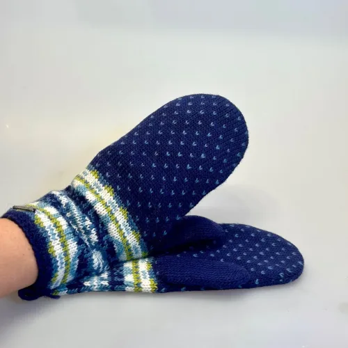 Strikkede Luffer Uld med Bomuldsfoer - Yula Blå, petrol, navy, marine, marineblå, mørkeblå, grøn, 21581, 1, drengevanter, dreng, drengeluffer, herre, herrer, mænd, unisex, klassisk, stilig, sporty, blå grøn, lus, nordisk, norsk, design, håndstrikkede, hjemmestrikkede, strik, strikvanter, strikluffer, strikhandsker, luffer, uldvanter, uldluffer, uldhandsker, vintervanter, vinterluffer, cykel, windstopper, ren, uld, uldne, merino, bomuld, økologisk, bæredygtig, miljø, rigtig, friske, flotte, farver, farveglad, fåreuld, forede, foer, moderne, hippe, hipster, færø, islandsk, mønster, hønsestrik, mønsterstrik, lækre, kvalitet, holdbare, damer, piger, pigevanter, dameluffer, moshiki, fairtrade, biti, ribe, vadehavet, får, lam, marsklam, vadehavslam, bløde, vindtætte, vinter, gave, gaveide, julegave, tilbehør, accessoires,