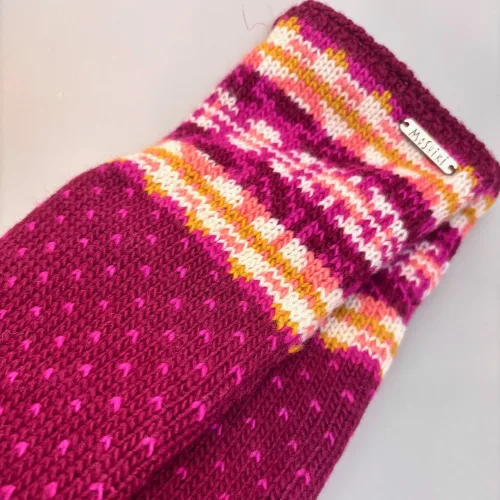 Strikkede Luffer Uld med Bomuldsfoer - Yula Fuchsia, lilla, pink, lyngfarvet, vinrød, bordeaux, lus, nordisk, norsk, design, håndstrikkede, hjemmestrikkede, strik, strikvanter, strikluffer, strikhandsker, luffer, uldvanter, uldluffer, uldhandsker, vintervanter, vinterluffer, cykel, windstopper, ren, uld, uldne, merino, bomuld, økologisk, bæredygtig, miljø, rigtig, friske, flotte, farver, farveglad, fåreuld, forede, foer, moderne, hippe, hipster, færø, islandsk, mønster, hønsestrik, mønsterstrik, lækre, kvalitet, holdbare, damer, piger, pigevanter, dameluffer, berry, 21582, moshiki, fairtrade, biti, ribe, vadehavet, får, lam, marsklam, vadehavslam, bløde,vindtætte, vinter, gave, gaveide, julegave, tilbehør, accessoires,