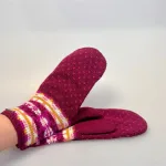 Strikkede Luffer Uld med Bomuldsfoer - Yula Fuchsia, lilla, pink, lyngfarvet, vinrød, bordeaux, lus, nordisk, norsk, design, håndstrikkede, hjemmestrikkede, strik, strikvanter, strikluffer, strikhandsker, luffer, uldvanter, uldluffer, uldhandsker, vintervanter, vinterluffer, cykel, windstopper, ren, uld, uldne, merino, bomuld, økologisk, bæredygtig, miljø, rigtig, friske, flotte, farver, farveglad, fåreuld, forede, foer, moderne, hippe, hipster, færø, islandsk, mønster, hønsestrik, mønsterstrik, lækre, kvalitet, holdbare, damer, piger, pigevanter, dameluffer, berry, 21582, moshiki, fairtrade, biti, ribe, vadehavet, får, lam, marsklam, vadehavslam, bløde,vindtætte, vinter, gave, gaveide, julegave, tilbehør, accessoires,