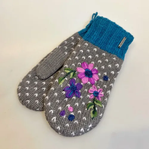 Strikkede Luffer Uld med Broderi - Grå Petrol, lilla, blomster, broderet, broderi, håndstrikket, håndbroderet, gave, gaveide, julegave, vinter, vintervanter, luffer, strikluffer, strikvanter, uldluffer, uld, ren, uldne, ulden, økologisk, bomuld, blød, kradser ikke, windstopper, vindtæt, cykel, cukelluffer, tilbehør, særligt, lækker, kvalitet, fairtrade, foer, foret, forede, vanter, strikvanter, damevanter, dameluffer, pigevanter, pigeluffer, handsker, mittens, feustlinge, varme, flotte, yamju, 2, 21577, biti, ribe, accessoires,