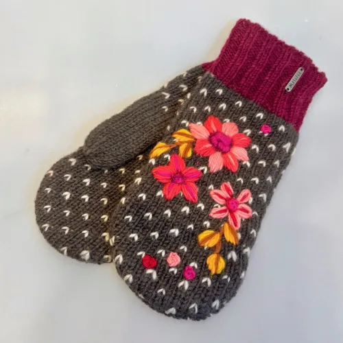 Strikkede Luffer Uld med Broderi - Koks Berry, bærfarver, berrød, rosa, pink, fuchsia, lyserød, 1, yamju, 21576, blomster, broderet, broderi, håndstrikket, håndbroderet, gave, gaveide, julegave, vinter, vintervanter, luffer, strikluffer, strikvanter, uldluffer, uld, ren, uldne, ulden, økologisk, bomuld, blød, kradser ikke, windstopper, vindtæt, cykel, cukelluffer, tilbehør, særligt, lækker, kvalitet, fairtrade, foer, foret, forede, vanter, strikvanter, damevanter, dameluffer, pigevanter, pigeluffer, handsker, mittens, feustlinge, varme, flotte, yamju, 2, 21577, biti, ribe, accessoires, blomster, broderet, broderi, håndstrikket, håndbroderet, gave, gaveide, julegave, vinter, vintervanter, luffer, strikluffer, strikvanter, uldluffer, uld, ren, uldne, ulden, økologisk, bomuld, blød, kradser ikke, windstopper, vindtæt, cykel, cukelluffer, tilbehør, særligt, lækker, kvalitet, fairtrade, foer, foret, forede, vanter, strikvanter, damevanter, dameluffer, pigevanter, pigeluffer, handsker, mittens, feustlinge, varme, flotte, biti, ribe, accessoires,