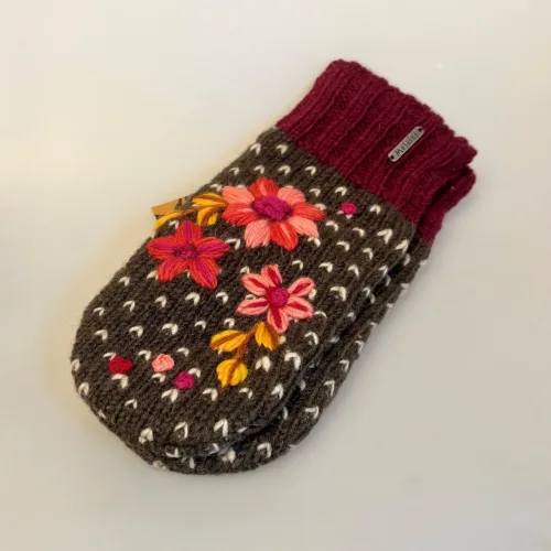 Strikkede Luffer Uld med Broderi - Koks Berry, bærfarver, berrød, rosa, pink, fuchsia, lyserød, 1, yamju, 21576, blomster, broderet, broderi, håndstrikket, håndbroderet, gave, gaveide, julegave, vinter, vintervanter, luffer, strikluffer, strikvanter, uldluffer, uld, ren, uldne, ulden, økologisk, bomuld, blød, kradser ikke, windstopper, vindtæt, cykel, cukelluffer, tilbehør, særligt, lækker, kvalitet, fairtrade, foer, foret, forede, vanter, strikvanter, damevanter, dameluffer, pigevanter, pigeluffer, handsker, mittens, feustlinge, varme, flotte, yamju, 2, 21577, biti, ribe, accessoires, blomster, broderet, broderi, håndstrikket, håndbroderet, gave, gaveide, julegave, vinter, vintervanter, luffer, strikluffer, strikvanter, uldluffer, uld, ren, uldne, ulden, økologisk, bomuld, blød, kradser ikke, windstopper, vindtæt, cykel, cukelluffer, tilbehør, særligt, lækker, kvalitet, fairtrade, foer, foret, forede, vanter, strikvanter, damevanter, dameluffer, pigevanter, pigeluffer, handsker, mittens, feustlinge, varme, flotte, biti, ribe, accessoires,