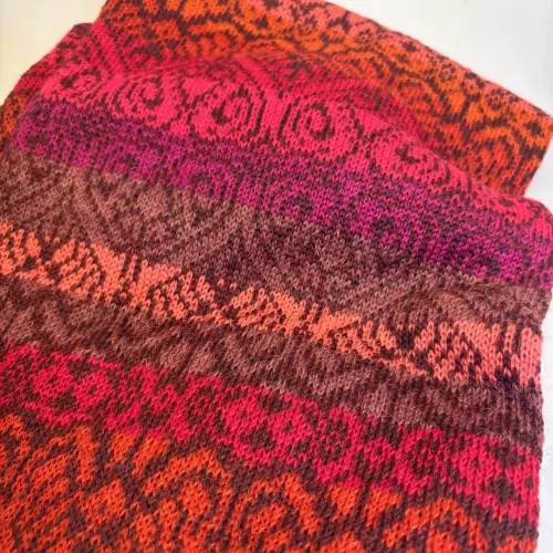 Alpaka Tørklæde Dobbelt - Catedral Rød, varm, brændt, krydderifarver, paprika, knaldrød, glade farver, halstørklæde, strikket, teglrød, herre, dame, alpaca, alpaca uld, alpacastrik, alpaca garn, fint, strikket, hønsestrik, luksus, lækkert, eksklusivt, specielt, lunt, varmt, uld, uldent, uldtørklæde, halstørklæde, luksus, biti, ribe, alpacatørlæde, blå, diskret, dæmpet. neutral, feminint, elegant, unisex, androgyn,