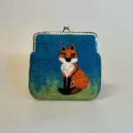 Bøjlepung i Filtet Uld - Blå Grøn med Ræv, røveunge, mikkel, fox, bøjlepung, filtet, uld, uldfilt, pengepung, motiv, pigepung, særlig, kunsthåndværk, håndarbejde, broderet, håndbroderet, broderist, gave, gaveide, julegave, kvalitet, smuk, særlig, biti, ribe, blomster, yndig,