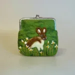 Bøjlepung i Filtet Uld - Grøn med Kanin, hare, bøjlepung, filtet, uld, uldfilt, pengepung, motiv, pigepung, særlig, kunsthåndværk, håndarbejde, broderet, håndbroderet, broderist, gave, gaveide, julegave, kvalitet, smuk, særlig, biti, ribe, blomster, yndig,