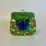 Bøjlepung i Filtet Uld - Grøn med Sommerfugl, bøjlepung, filtet, uld, uldfilt, pengepung, motiv, pigepung, særlig, kunsthåndværk, håndarbejde, broderet, håndbroderet, broderist, gave, gaveide, julegave, kvalitet, smuk, særlig, biti, ribe, blomster, yndig,