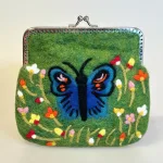 Bøjlepung i Filtet Uld - Grøn med Sommerfugl, bøjlepung, filtet, uld, uldfilt, pengepung, motiv, pigepung, særlig, kunsthåndværk, håndarbejde, broderet, håndbroderet, broderist, gave, gaveide, julegave, kvalitet, smuk, særlig, biti, ribe, blomster, yndig,