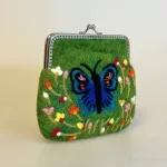 Bøjlepung i Filtet Uld - Grøn med Sommerfugl, bøjlepung, filtet, uld, uldfilt, pengepung, motiv, pigepung, særlig, kunsthåndværk, håndarbejde, broderet, håndbroderet, broderist, gave, gaveide, julegave, kvalitet, smuk, særlig, biti, ribe, blomster, yndig,