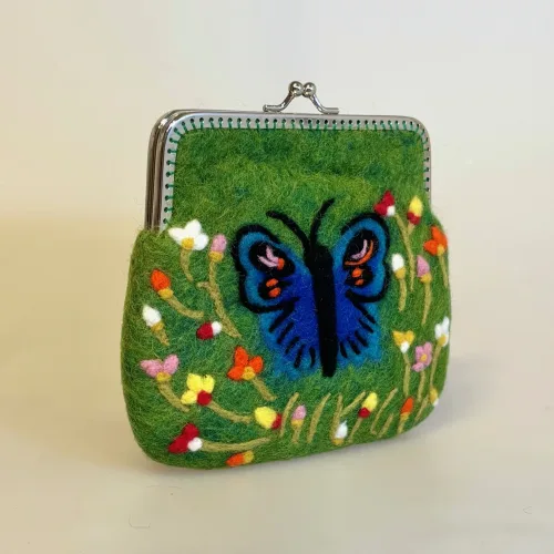 Bøjlepung i Filtet Uld - Grøn med Sommerfugl, bøjlepung, filtet, uld, uldfilt, pengepung, motiv, pigepung, særlig, kunsthåndværk, håndarbejde, broderet, håndbroderet, broderist, gave, gaveide, julegave, kvalitet, smuk, særlig, biti, ribe, blomster, yndig,