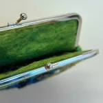 Bøjlepung i Filtet Uld - Grøn med Sommerfugl, bøjlepung, filtet, uld, uldfilt, pengepung, motiv, pigepung, særlig, kunsthåndværk, håndarbejde, broderet, håndbroderet, broderist, gave, gaveide, julegave, kvalitet, smuk, særlig, biti, ribe, blomster, yndig,