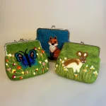 Bøjlepung i Filtet Uld - Blå Grøn med Ræv, Bøjlepung i Filtet Uld - Grøn med Kanin, Bøjlepung i Filtet Uld - Grøn med Sommerfugl, bøjlepung, filtet, uld, uldfilt, pengepung, motiv, pigepung, særlig, kunsthåndværk, håndarbejde, broderet, håndbroderet, broderist, gave, gaveide, julegave, kvalitet, smuk, særlig, biti, ribe, blomster, yndig,