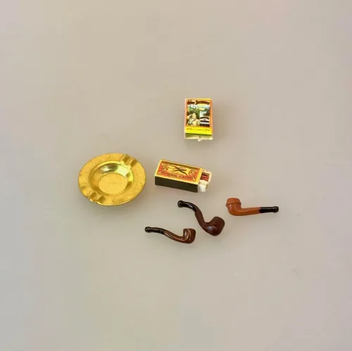 Kun Én af Hver - Miniature Rygesæt Long Distance, cigaretter, askebæger, 3207, piber, pibesæt, 2620, ryger, tobak, piberyger, rygerum, rygepause, konfirmation, konfirmand, sjov, tale, sang, sangskjuler, symbolsk, rygestop, brunt værtshus, miniature, dukkehus, ting, til, tilbehør, nisser, nisseting, nissetilbehør, jul, i, dukkehusting, dukkehustilbehør, bryllup, biti, ribe
