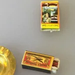 Kun Én af Hver - Miniature Rygesæt Long Distance, cigaretter, askebæger, 3207, piber, pibesæt, 2620, ryger, tobak, piberyger, rygerum, rygepause, konfirmation, konfirmand, sjov, tale, sang, sangskjuler, symbolsk, rygestop, brunt værtshus, miniature, dukkehus, ting, til, tilbehør, nisser, nisseting, nissetilbehør, jul, i, dukkehusting, dukkehustilbehør, bryllup, biti, ribe