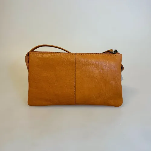 Lille Taske i Skind med Pung - Gro Cognac, clutch, rummelig, fest, daglig, hverdags, plads, mobilen, telefon, taskepung, pung, tegnebog, mobiltaske, lille, rummelig, lædervarer, lædertaske, skindtaske, festtaske, gå-i-byen, sporty, klassisk, enkel, simpel, lommer, rum, cross body, cross over, skudertaske, organiser, clutch, dansk, design, kvalitet, kalveskind, dametaske, gave, billig, fin, biti, ribe,herretaske, til mænd, håndledsrem