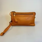 Lille Taske i Skind med Pung - Gro Cognac, clutch, rummelig, fest, daglig, hverdags, plads, mobilen, telefon, taskepung, pung, tegnebog, mobiltaske, lille, rummelig, lædervarer, lædertaske, skindtaske, festtaske, gå-i-byen, sporty, klassisk, enkel, simpel, lommer, rum, cross body, cross over, skudertaske, organiser, clutch, dansk, design, kvalitet, kalveskind, dametaske, gave, billig, fin, biti, ribe,herretaske, til mænd, håndledsrem