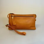 Lille Taske i Skind med Pung - Gro Cognac, clutch, rummelig, fest, daglig, hverdags, plads, mobilen, telefon, taskepung, pung, tegnebog, mobiltaske, lille, rummelig, lædervarer, lædertaske, skindtaske, festtaske, gå-i-byen, sporty, klassisk, enkel, simpel, lommer, rum, cross body, cross over, skudertaske, organiser, clutch, dansk, design, kvalitet, kalveskind, dametaske, gave, billig, fin, biti, ribe,herretaske, til mænd, håndledsrem