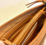 Lille Taske i Skind med Pung - Gro Cognac, clutch, rummelig, fest, daglig, hverdags, plads, mobilen, telefon, taskepung, pung, tegnebog, mobiltaske, lille, rummelig, lædervarer, lædertaske, skindtaske, festtaske, gå-i-byen, sporty, klassisk, enkel, simpel, lommer, rum, cross body, cross over, skudertaske, organiser, clutch, dansk, design, kvalitet, kalveskind, dametaske, gave, billig, fin, biti, ribe,herretaske, til mænd, håndledsrem