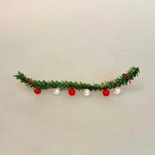 Miniature Granguirlande med 6 Kugler, Miniature Granguirlande, ranke, granpynt, julepynt, Miniature Trappestige brun, stige, stigestol, stol, almue, bondemøbler, nissemøbler, nisseting, nissetilbehør, nissebo, nissedør, nisser, nisse, dukkehus, dukkehusting, dukkehustilbehør, ting til, dukkemøbler, dukkehusmøbler, biti, ribe, 1:12