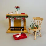 Miniature Kamin i Lyst Træ med Gitter, Miniature Granguirlande med 6 Kugler, Miniature Granguirlande, ranke, granpynt, julepynt, Miniature Trappestige brun, stige, stigestol, stol, almue, bondemøbler, nissemøbler, nisseting, nissetilbehør, nissebo, nissedør, nisser, nisse, dukkehus, dukkehusting, dukkehustilbehør, ting til, dukkemøbler, dukkehusmøbler, biti, ribe, 1:12