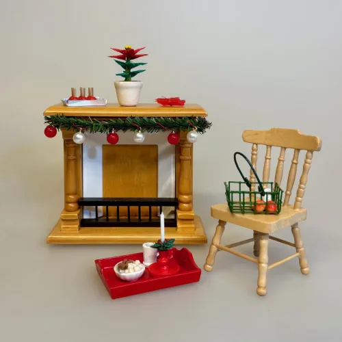 Miniature Kamin i Lyst Træ med Gitter, Miniature Granguirlande med 6 Kugler, Miniature Granguirlande, ranke, granpynt, julepynt, Miniature Trappestige brun, stige, stigestol, stol, almue, bondemøbler, nissemøbler, nisseting, nissetilbehør, nissebo, nissedør, nisser, nisse, dukkehus, dukkehusting, dukkehustilbehør, ting til, dukkemøbler, dukkehusmøbler, biti, ribe, 1:12