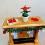 Miniature Kamin i Lyst Træ med Gitter, pejs, ildsted, Miniature Granguirlande med 6 Kugler, Miniature Granguirlande, ranke, granpynt, julepynt, Miniature Trappestige brun, stige, stigestol, stol, almue, bondemøbler, nissemøbler, nisseting, nissetilbehør, nissebo, nissedør, nisser, nisse, dukkehus, dukkehusting, dukkehustilbehør, ting til, dukkemøbler, dukkehusmøbler, biti, ribe, 1:12