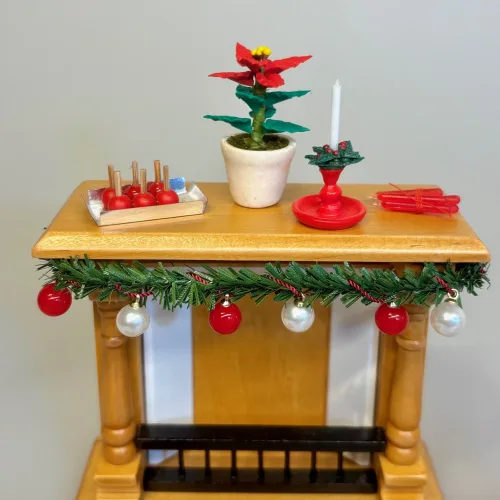 Miniature Kamin i Lyst Træ med Gitter, pejs, kamin, Miniature Granguirlande med 6 Kugler, Miniature Granguirlande, ranke, granpynt, julepynt, Miniature Trappestige brun, stige, stigestol, stol, almue, bondemøbler, nissemøbler, nisseting, nissetilbehør, nissebo, nissedør, nisser, nisse, dukkehus, dukkehusting, dukkehustilbehør, ting til, dukkemøbler, dukkehusmøbler, biti, ribe, 1:12