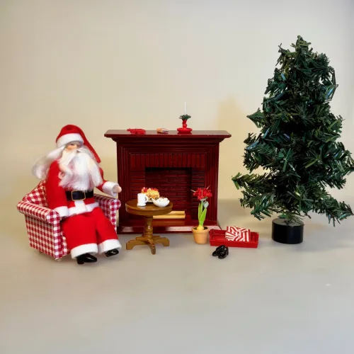 Miniature Kamin - Mahogni Stor, Dukke Mand - Julemand, Miniature Juletræ - Ædelgran, Miniature Skjorte - Jul, Miniature Bord Juletræ Mini, Miniature Julepyntet Lysestage, Polstret Miniature Lænestol Rød Ternet, Miniature Lagkage med Gitter og Bær, 7218F, Miniature Lagkage, lagkage, dukkemad, legemad, mini kager, dukkehusmad, dukkehusting, dukkehustilbehør, miniatyre, miniaturer, sættekasser, sætterkasse, ting til, dekoration, barbie, 1:12,