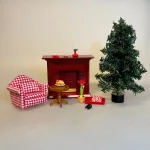 Miniature Juletræ - Ædelgran, Miniature Kamin - Mahogni Stor, Miniature Skjorte - Jul, Miniature Bord Juletræ Mini, Miniature Julepyntet Lysestage, Polstret Miniature Lænestol Rød Ternet, Miniature Lagkage med Gitter og Bær, 7218F, Miniature Lagkage, lagkage, dukkemad, legemad, mini kager, dukkehusmad, dukkehusting, dukkehustilbehør, miniatyre, miniaturer, sættekasser, sætterkasse, ting til, dekoration, barbie, 1:12,