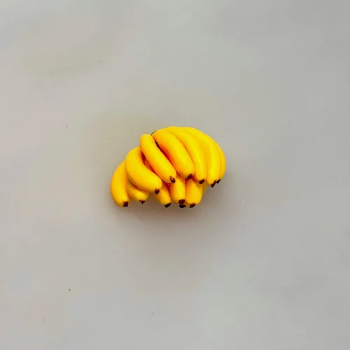Miniature Klase med 12 Bananer, bananer, sydfrugter, banana, banankasse, bananklase, modne bananer, frugt, frugtkasse, dukkehus, dukkehusting, dukker, dukkestørrelse, mini, miniature, miniaturer, samler, 1:12, skala, legemad, biti, ribe, køb bananer, nissehus, nisseting, nissetilbehør, dukkehusmad,