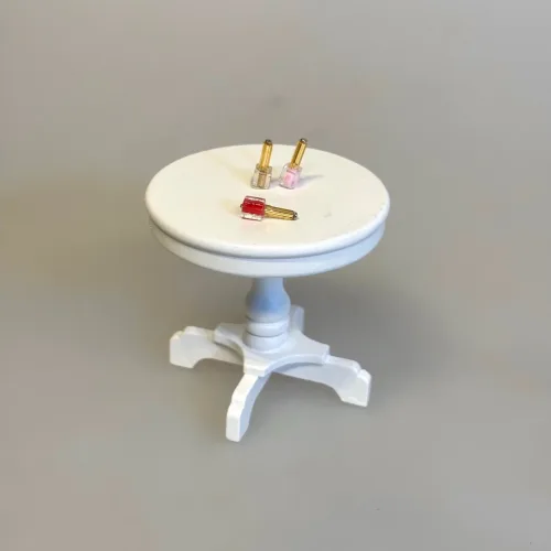 Miniature Neglelak, sæt 3 stk. 5932, negletekniker, gellak, gel, negle, make up, sminke, kosmetik, dame, kvinde, smukkesere, kosmetolog, sjov, sangskjuler, ansigtsbehandling, wellness, beauty, salon, hudpleje, sangskjuler, gavekort, symbolsk, gave, nisser, nisseting, nissedør, 1:12, miniature, småting, ting til, nisser, dukkehus, dukkehusting, biti, ribe, titanias, palads