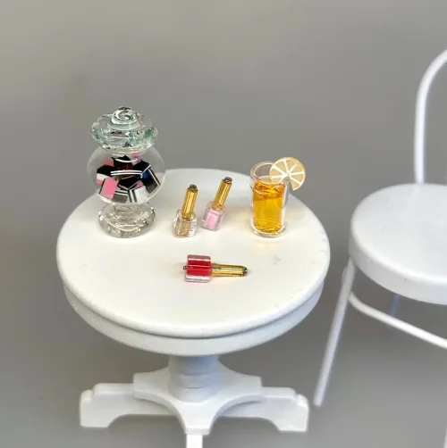 Miniature Neglelak, sæt 3 stk. 5932, negletekniker, gellak, gel, negle, make up, sminke, kosmetik, dame, kvinde, smukkesere, kosmetolog, sjov, sangskjuler, ansigtsbehandling, wellness, beauty, salon, hudpleje, sangskjuler, gavekort, symbolsk, gave, nisser, nisseting, nissedør, 1:12, miniature, småting, ting til, nisser, dukkehus, dukkehusting, biti, ribe, titanias, palads