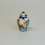 Miniature Porcelænsvase med Låg - Blå, boyan, bojan, lågkrukke, krukke, urne, porcelænsurne, ming, vase, mingvase, kinesisk, porcelæn, håndmalet, elegant, dukkehus, ting, til, tilbehør, dukkestue, miniature, miniaturer, pynt, sættekasse, sætterkasse, amagerhylde, nips, stue, nisser, gaveide, symbolsk, porcelænsmaling, 1:12, biti, ribe