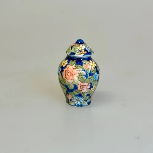 Miniature Porcelænsvase med Låg - Blå, boyan, bojan, lågkrukke, krukke, urne, porcelænsurne, ming, vase, mingvase, kinesisk, porcelæn, håndmalet, elegant, dukkehus, ting, til, tilbehør, dukkestue, miniature, miniaturer, pynt, sættekasse, sætterkasse, amagerhylde, nips, stue, nisser, gaveide, symbolsk, porcelænsmaling, 1:12, biti, ribe