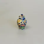 Miniature Porcelænsvase med Låg - Blå, boyan, bojan, lågkrukke, krukke, urne, porcelænsurne, ming, vase, mingvase, kinesisk, porcelæn, håndmalet, elegant, dukkehus, ting, til, tilbehør, dukkestue, miniature, miniaturer, pynt, sættekasse, sætterkasse, amagerhylde, nips, stue, nisser, gaveide, symbolsk, porcelænsmaling, 1:12, biti, ribe