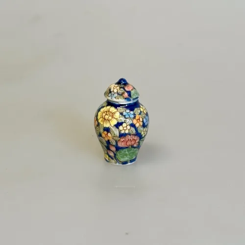 Miniature Porcelænsvase med Låg - Blå, boyan, bojan, lågkrukke, krukke, urne, porcelænsurne, ming, vase, mingvase, kinesisk, porcelæn, håndmalet, elegant, dukkehus, ting, til, tilbehør, dukkestue, miniature, miniaturer, pynt, sættekasse, sætterkasse, amagerhylde, nips, stue, nisser, gaveide, symbolsk, porcelænsmaling, 1:12, biti, ribe