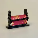 Miniature Stativ med Jule Indpakningspapir Sort, julepapir, gaver, gaveindpakning, nisserne, nissehus, nissedør, julegaver, julegaveindpakning, pakke ind, pakke gaver ind, julegaver, julemandens værksted, dukkehuset, ting til, tilbehør, dukkehusting, miniaturer, nisser, nissedør, nissehus, nissebo, nissetilbehør, nisseting, nissen flytter ind, 1:12, butik, købmandsbutik, høker, biti, ribe