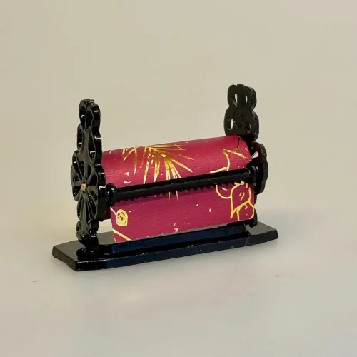 Miniature Stativ med Jule Indpakningspapir Sort, julepapir, gaver, gaveindpakning, nisserne, nissehus, nissedør, julegaver, julegaveindpakning, pakke ind, pakke gaver ind, julegaver, julemandens værksted, dukkehuset, ting til, tilbehør, dukkehusting, miniaturer, nisser, nissedør, nissehus, nissebo, nissetilbehør, nisseting, nissen flytter ind, 1:12, butik, købmandsbutik, høker, biti, ribe