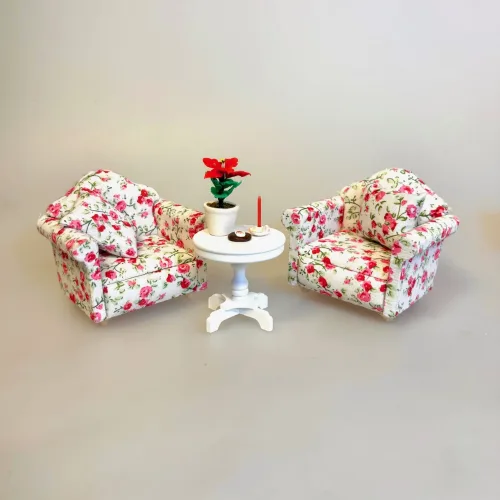 Polstret Miniature Lænestol med Blomster , flyder, tvstol, 23059, dukkehus, dukkehuset, dukkemøbler, dukkehusmøbler, sofa, mini, miniature, polster, polstret, sommerhus, sommerlig, fin, feminin, sød, liberty, blød, morfar, middagslur, sove til middag, middagslur, lille lur, en på øjet, sangskjuler, blomster, ny sofa, gavekort, symbolsk, gave, til, gave, gaveide, pengegave, dukkemøbler, biti, ribe,