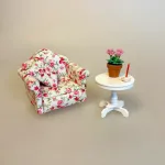 Polstret Miniature Lænestol med Blomster , flyder, tvstol, 23059, dukkehus, dukkehuset, dukkemøbler, dukkehusmøbler, sofa, mini, miniature, polster, polstret, sommerhus, sommerlig, fin, feminin, sød, liberty, blød, morfar, middagslur, sove til middag, middagslur, lille lur, en på øjet, sangskjuler, blomster, ny sofa, gavekort, symbolsk, gave, til, gave, gaveide, pengegave, dukkemøbler, biti, ribe,