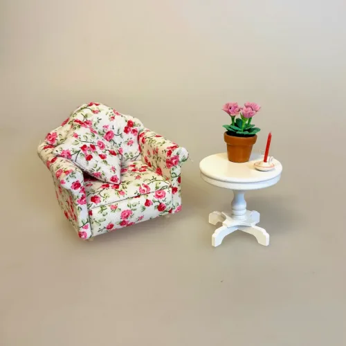 Polstret Miniature Lænestol med Blomster , flyder, tvstol, 23059, dukkehus, dukkehuset, dukkemøbler, dukkehusmøbler, sofa, mini, miniature, polster, polstret, sommerhus, sommerlig, fin, feminin, sød, liberty, blød, morfar, middagslur, sove til middag, middagslur, lille lur, en på øjet, sangskjuler, blomster, ny sofa, gavekort, symbolsk, gave, til, gave, gaveide, pengegave, dukkemøbler, biti, ribe,