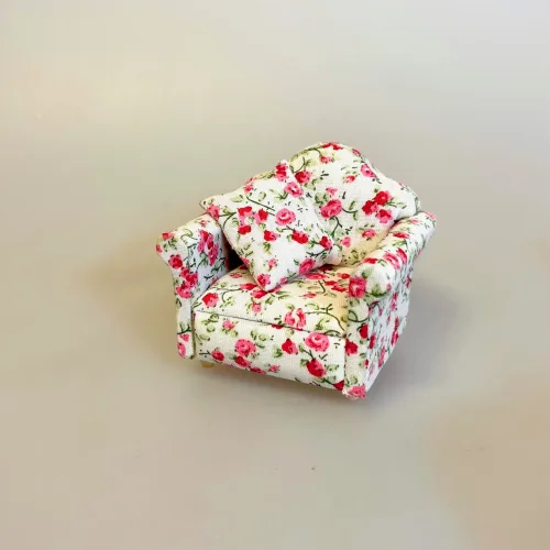 Polstret Miniature Lænestol med Blomster , flyder, tvstol, 23059, dukkehus, dukkehuset, dukkemøbler, dukkehusmøbler, sofa, mini, miniature, polster, polstret, sommerhus, sommerlig, fin, feminin, sød, liberty, blød, morfar, middagslur, sove til middag, middagslur, lille lur, en på øjet, sangskjuler, blomster, ny sofa, gavekort, symbolsk, gave, til, gave, gaveide, pengegave, dukkemøbler, biti, ribe,