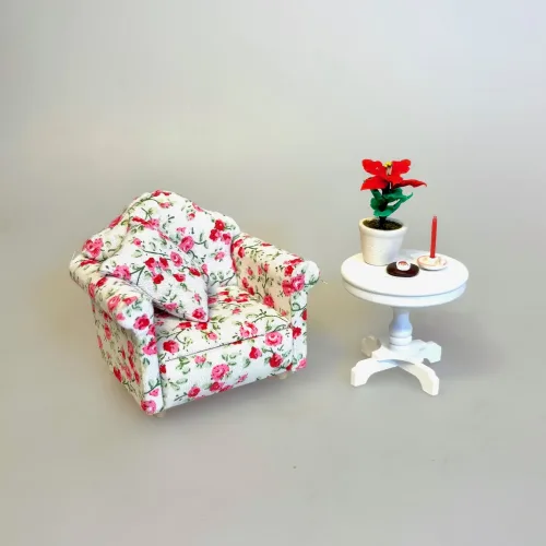 Polstret Miniature Lænestol med Blomster , flyder, tvstol, 23059, dukkehus, dukkehuset, dukkemøbler, dukkehusmøbler, sofa, mini, miniature, polster, polstret, sommerhus, sommerlig, fin, feminin, sød, liberty, blød, morfar, middagslur, sove til middag, middagslur, lille lur, en på øjet, sangskjuler, blomster, ny sofa, gavekort, symbolsk, gave, til, gave, gaveide, pengegave, dukkemøbler, biti, ribe,