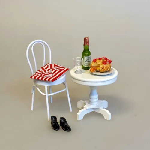 Rundt Miniature Bord Hvidt, fod, spisebord, hvidt, nissemøbler, nissehus, nissebord, nissedør, nissetilbehør, nisseting, nissen flytter ind, skala, 1:12, miniature, dukkehus, dukkehusmøbler, dukkehustilbehør, dukkehusting, ting, tilbehør, symbolsk, gave, gavekort, personlig, sang, anledning, særlig, biti, ribe,