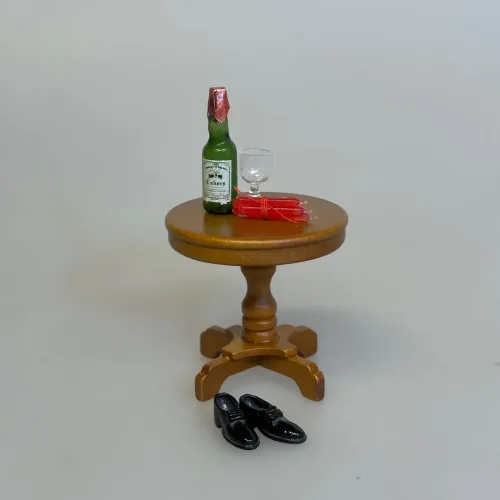 Rundt Miniature Bord Nød, valnød, brun, fod, spisebord, nissemøbler, nissehus, nissebord, nissedør, nissetilbehør, nisseting, nissen flytter ind, skala, 1:12, miniature, dukkehus, dukkehusmøbler, dukkehustilbehør, dukkehusting, ting, tilbehør, symbolsk, gave, gavekort, personlig, sang, anledning, særlig, biti, ribe,gyldenbrunt,